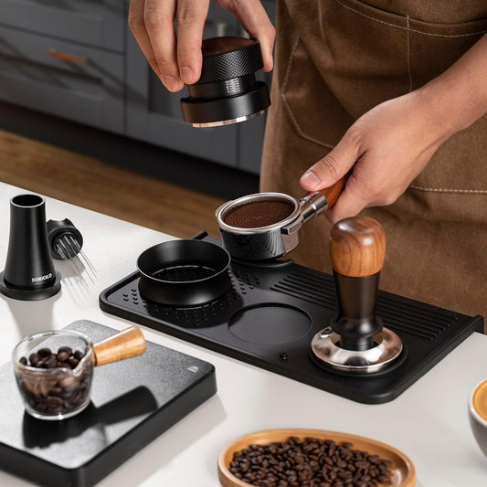 Espresso Tamping Mat, Coffee Tamper Mat, Food Grade Silicone 10.43″×5.63″ Portafilter Mat for Barista Espresso Machine Acceessories, Waterproof Heat Resistant Tamp Station for counter (Black)